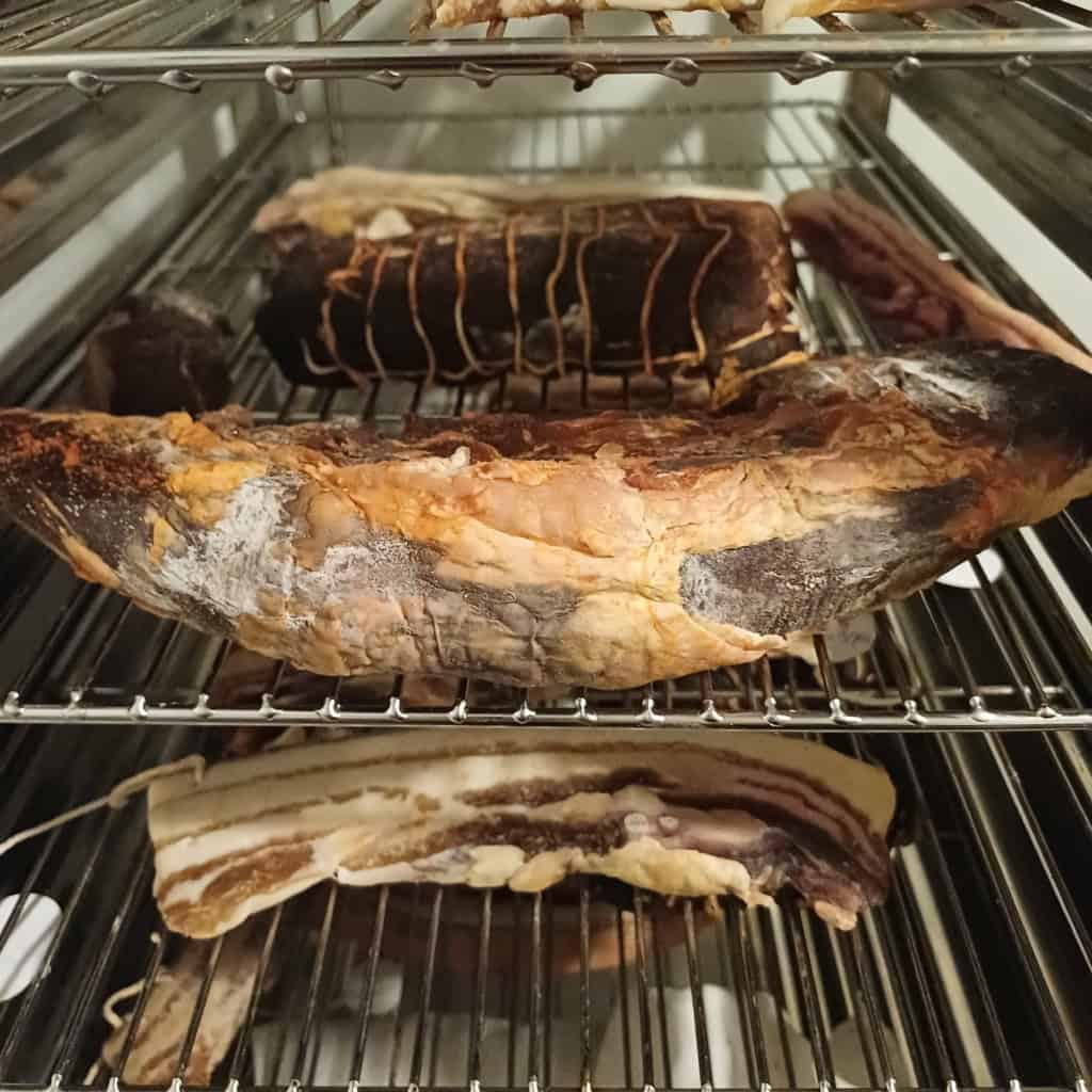 ma chambre froide pro avec coppa, filet mignon et bœuf en cours d’affinage